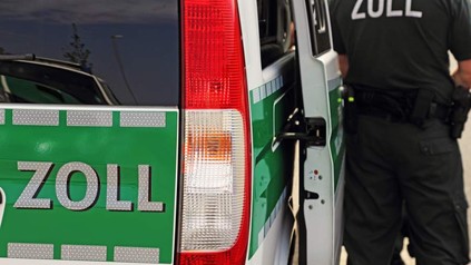 Zollbeamter und Zollauto