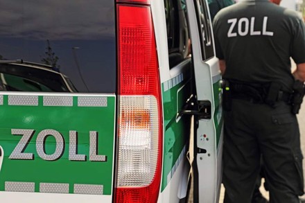 Zollbeamter und Zollauto
