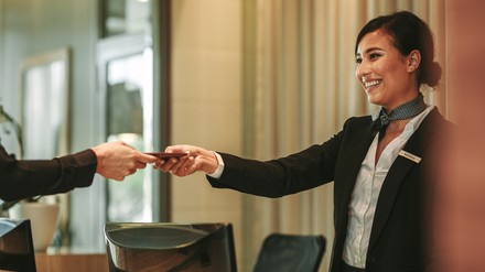 Der Check-in in einem Hotel