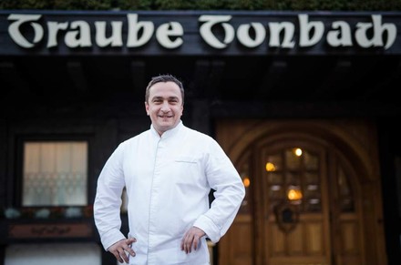 Wohlfahrt-Nachfolger Torsten Michel ist nach dem Sterneregen erleichtert. (Foto: dpa)