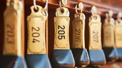 Eine Anzahl goldener Hotelzimmerschlüssel an der Rezeption