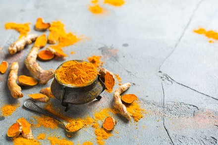 Frisches Kurkumegewürz in einem kleinen Schälchen