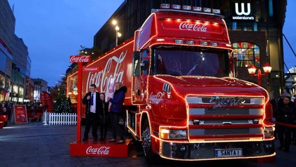 Ein Coca-Cola-Truck bei seinem Stop in Glasgow, Schottland. (Foto: picture alliance / empics(