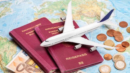 Geld auf einer Weltkarte