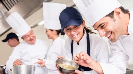 Köche beim Zubereiten der Speisen