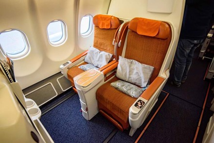Zwei Sitze in der Business Class in einem Flugzeug
