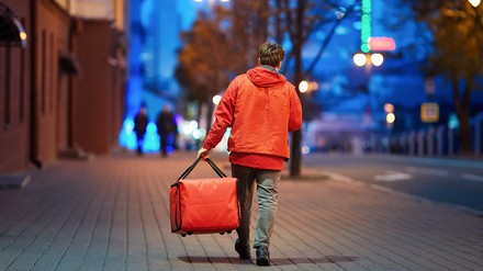 Mann liefert Essen aus