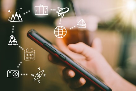 Eine Hand mit einem Smartphone