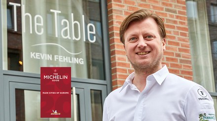Spitzenkoch Kevin Fehling vor seinem 3-Sterne-Restaurant The Table Kevin Fehling in Hamburg; Michelin Guide Main Cities of Europe 2020