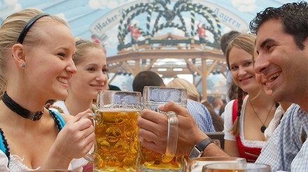 Junge Leute auf dem Oktoberfest