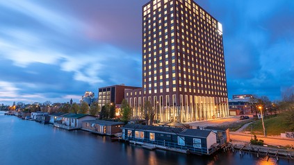 Ein riesiges Leonardo-Hotell an einer Amsterdamer Gracht