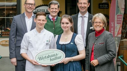 Harald Pollak (Obmann der NÖ Wirtshauskultur), Christoph Madl (Geschäftsführer der NÖ-Werbung), Mario Pulker (Spartenobmann WK NÖ) und Tourismuslandesrätin Petra Bohuslav mit teilnehmenden Schülern.