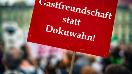 Ein Plakat mit der Aufschrift "Gastfreundschaft statt Dokuwahn!"