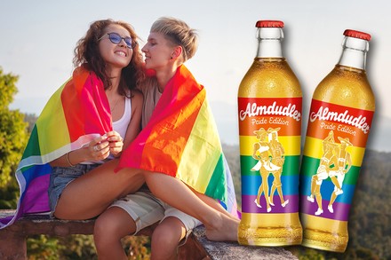Ein lesbisches Paar und zwei Almdudler-Flaschen