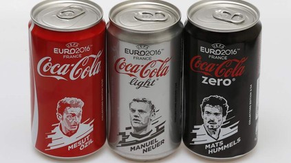 Drei Dosen Cola mit Fußballspielern darauf