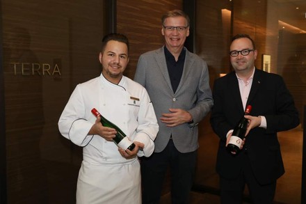 Günther Jauch und zwei Mitarbeiter des Restaurant Terra