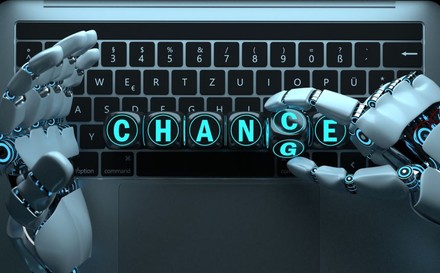 Roboterhände an einer PC-Tastatur