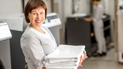 Eine ältere Wäscherin in einem Hotel
