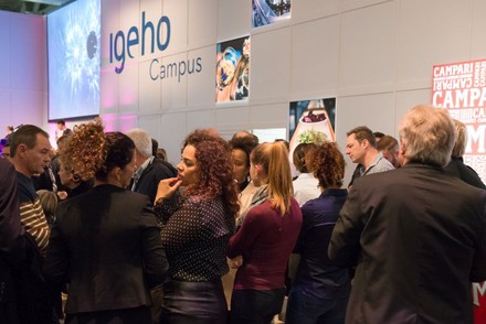 Besucher der Igeho vor einem Messestand