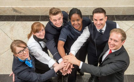 Mitarbeiter des Maritimhotels halten die Hände zusammen als Zeichen der Gemeinschaft