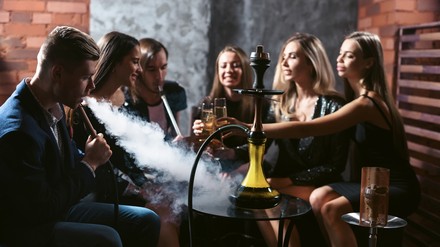 Gäste in einer Shisha-Bar