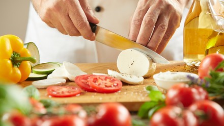 Koch schneidet Mozzarella