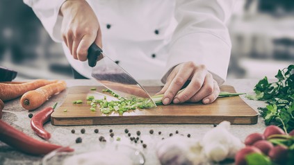 Koch schneidet Gemüse