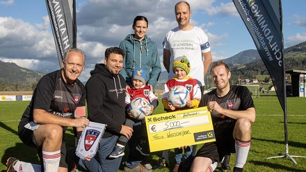 Familie aus der Region Ennstal nimmt Spenden-Check entgegen.