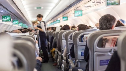 Innenansicht eines ausgebuchten Passagierflugzeuges