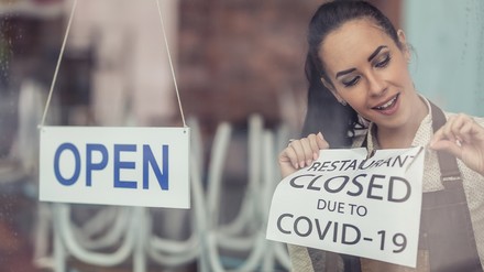 Restaurantinhaberin entfernt Geschlossen-Schild