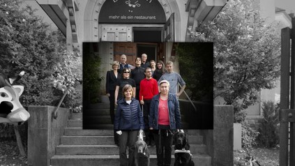 blindekuh-Mitarbeiter vor dem Lokal