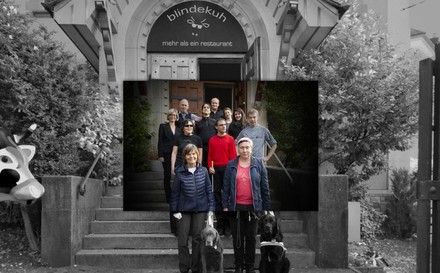 blindekuh-Mitarbeiter vor dem Lokal