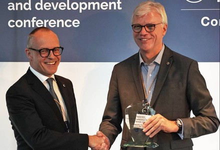 Peter Haaber (l.), Gründer und CEO von Zleep Hotels, und Thomas Willms (r.), CEO Deutsche Hospitality / Steigenberger Hotels AG