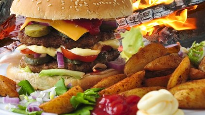 Riesen-Burger mit Beilagen