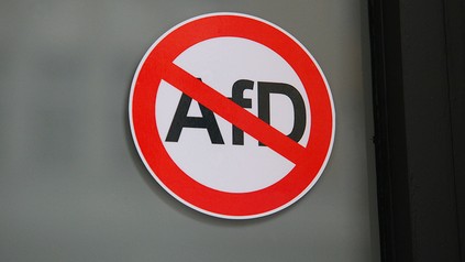 Ein Verbotsschild für die AfD
