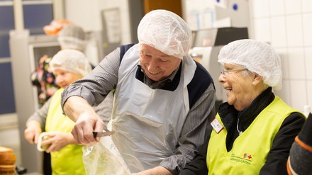 Einige Senioren beim Kochen