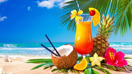 Ein Cocktail auf einem Sandstrand