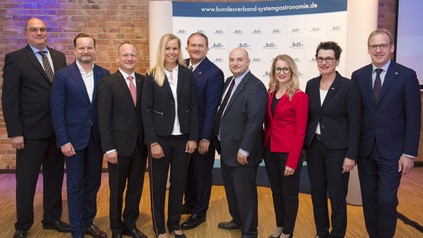 (v.l.n.r.) Alexander van Bömmel (Vize-Präsident), Mirko Silz, Ingo Gugisch, Sandra Mühlhause (Präsidentin), Frank Bierkämper, Dr. Georgios Doukas, Andrea Belegante (BdS-Hauptgeschäftsführerin), Frauke Petersen-Hanson, Peter Bohnet