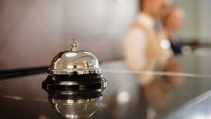 Eine Klingel an einer Hotelrezeption