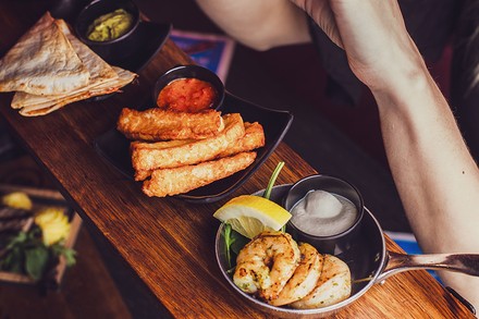 Eine Vielzahl kleiner Gerichte auf einem Tisch