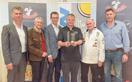 (v. l.): Günter Brunner, Adolf Lackner (Dir. HLW-Spittal), Albin Brunner, Michael Linde (Küchenchef Braugasthof Falkensteiner), Franz Fendre (Klub der Kärntner Köche), Artur Wieser (Chef des Braugasthof Falkensteiner)