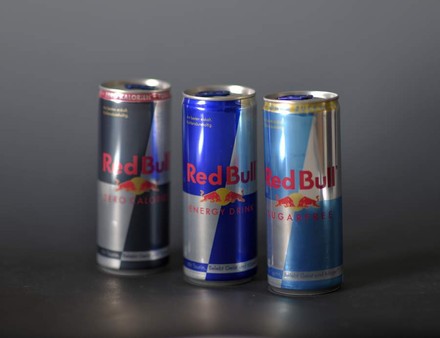 Drei Sorten Red Bull in Dosen