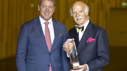 Spitzenkoch Anton Mosimann (r.) wurde als erster Preisträger von GastroSuisse-Präsident Casimir Platzer mit der Auszeichnung "Flamme de l'accueil" geehrt