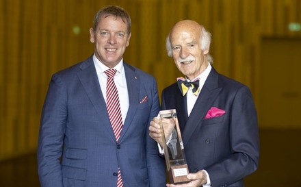 Spitzenkoch Anton Mosimann (r.) wurde als erster Preisträger von GastroSuisse-Präsident Casimir Platzer mit der Auszeichnung „Flamme de l’accueil“ geehrt