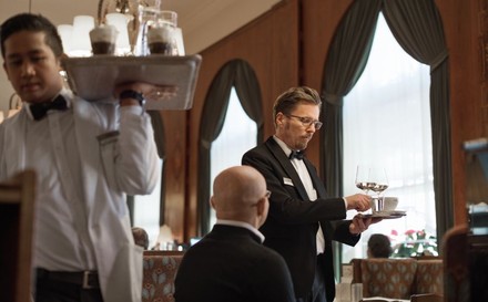 Kellner des Café Landtmann in Aktion