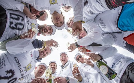 Eine Gruppe köche beim Feiern in Ischgl