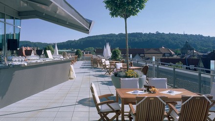 Bar auf der Dachterrasse des neuen Dachterrasse des Leonardo Hotels in Esslingen