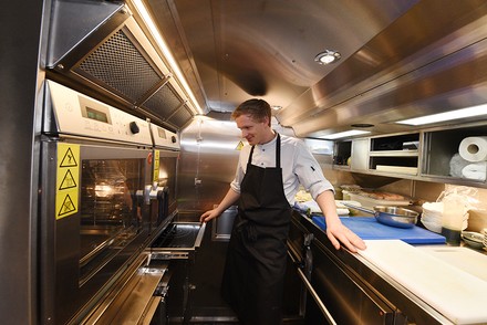 Ein Koch in einem Luxuszug