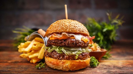 Burger mit zwei Patties und Pommes als Beilage