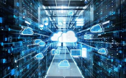 Cloud Symbol vor Supercomputer